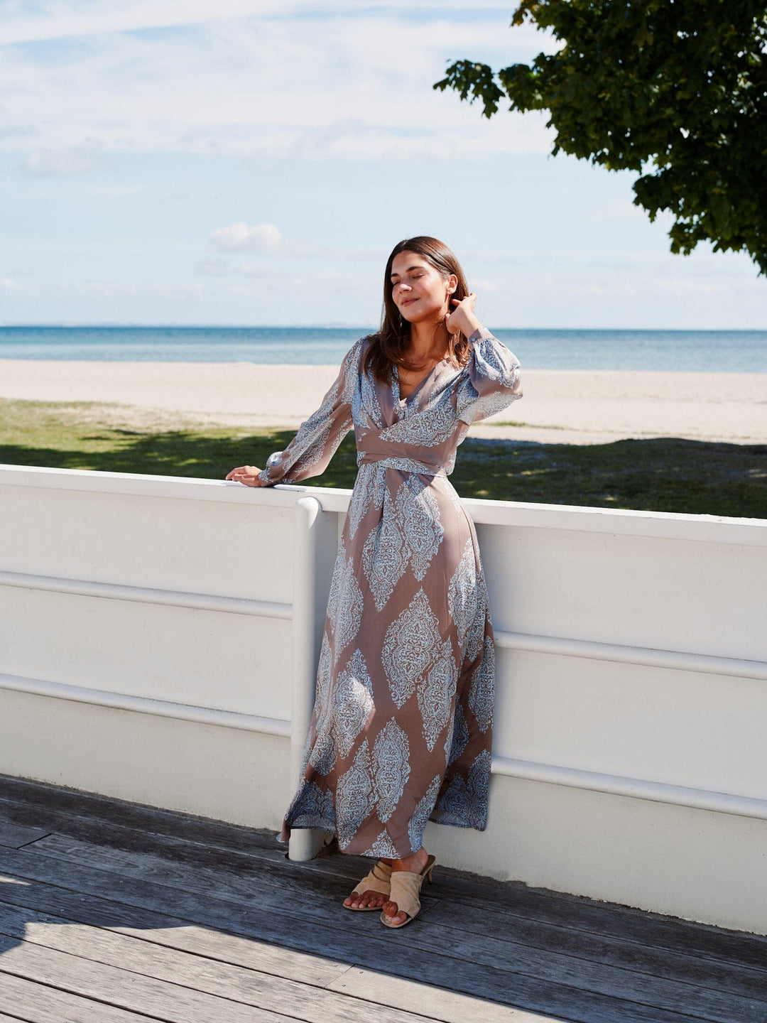Neo Noir - Bretti Paisley Drop Dress 168466 - 481 - Dark Taupe/Light Blue Kjoler 