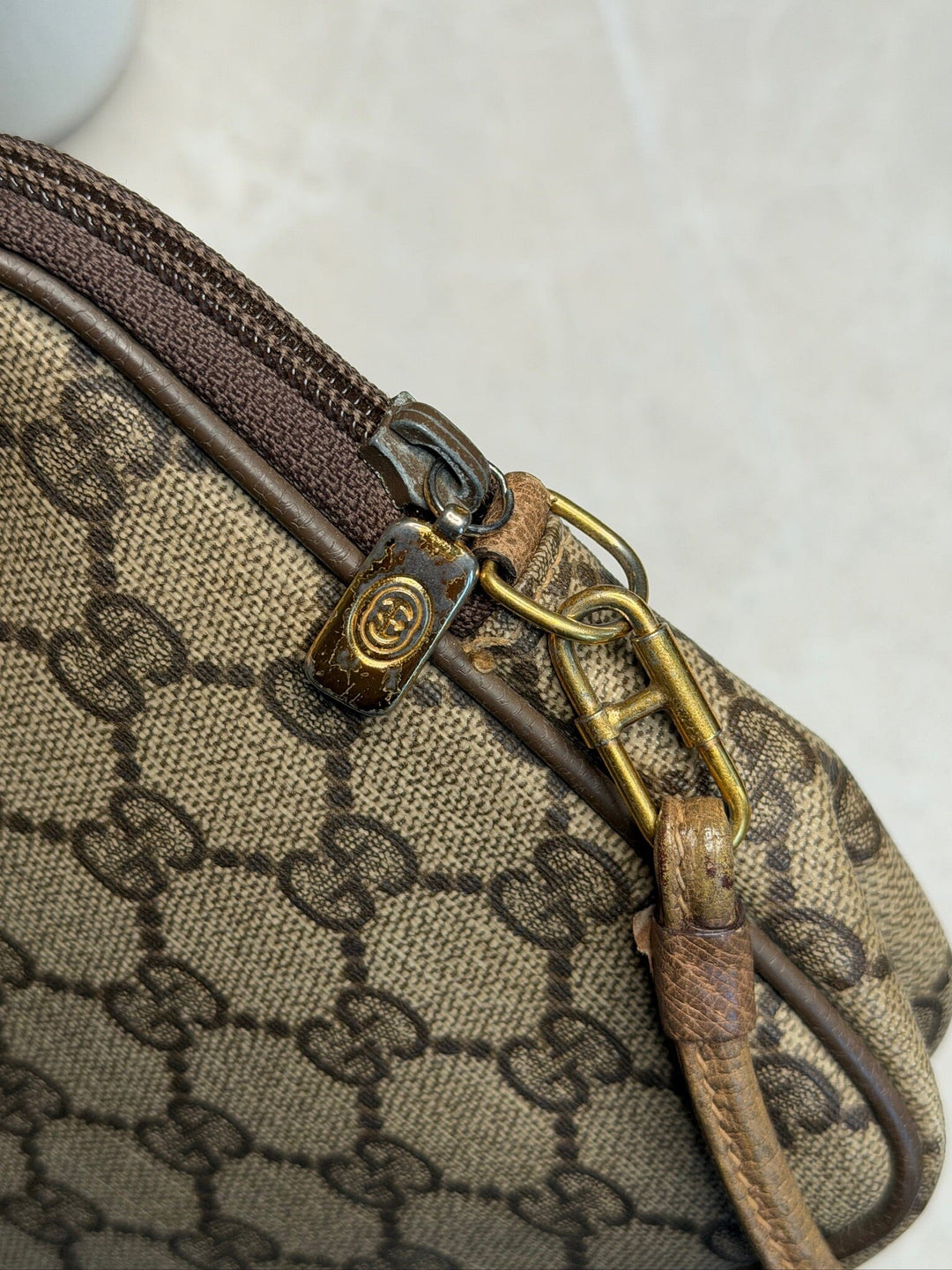 Preloved Vintageline x Molly&My - Vintage Gucci Crossbody Item 2 - Logo 
