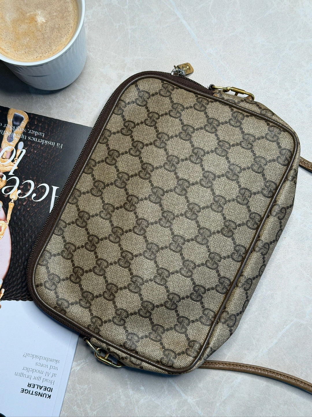 Preloved Vintageline x Molly&My - Vintage Gucci Crossbody Item 2 - Logo 