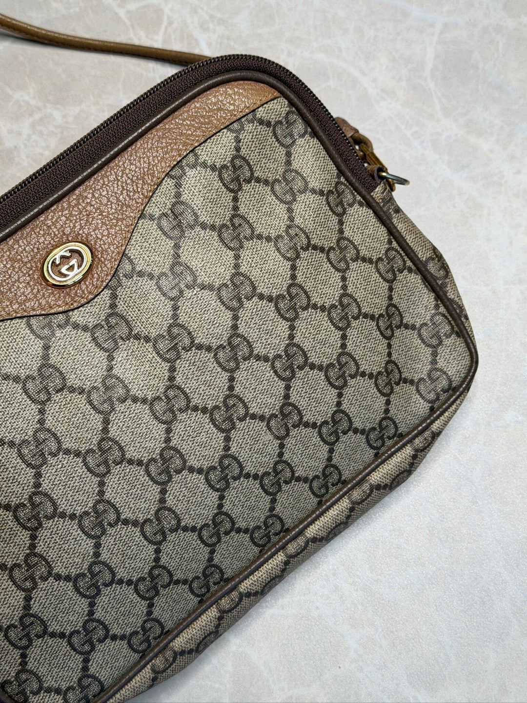 Preloved Vintageline x Molly&My - Vintage Gucci Crossbody Item 2 - Logo 
