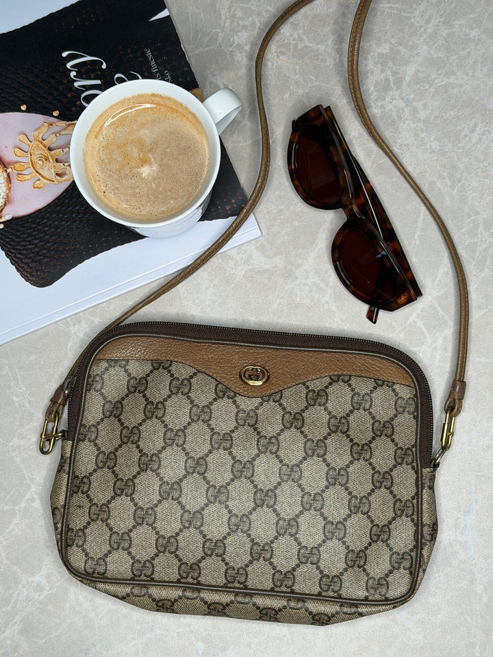 Preloved Vintageline x Molly&My - Vintage Gucci Crossbody Item 2 - Logo 